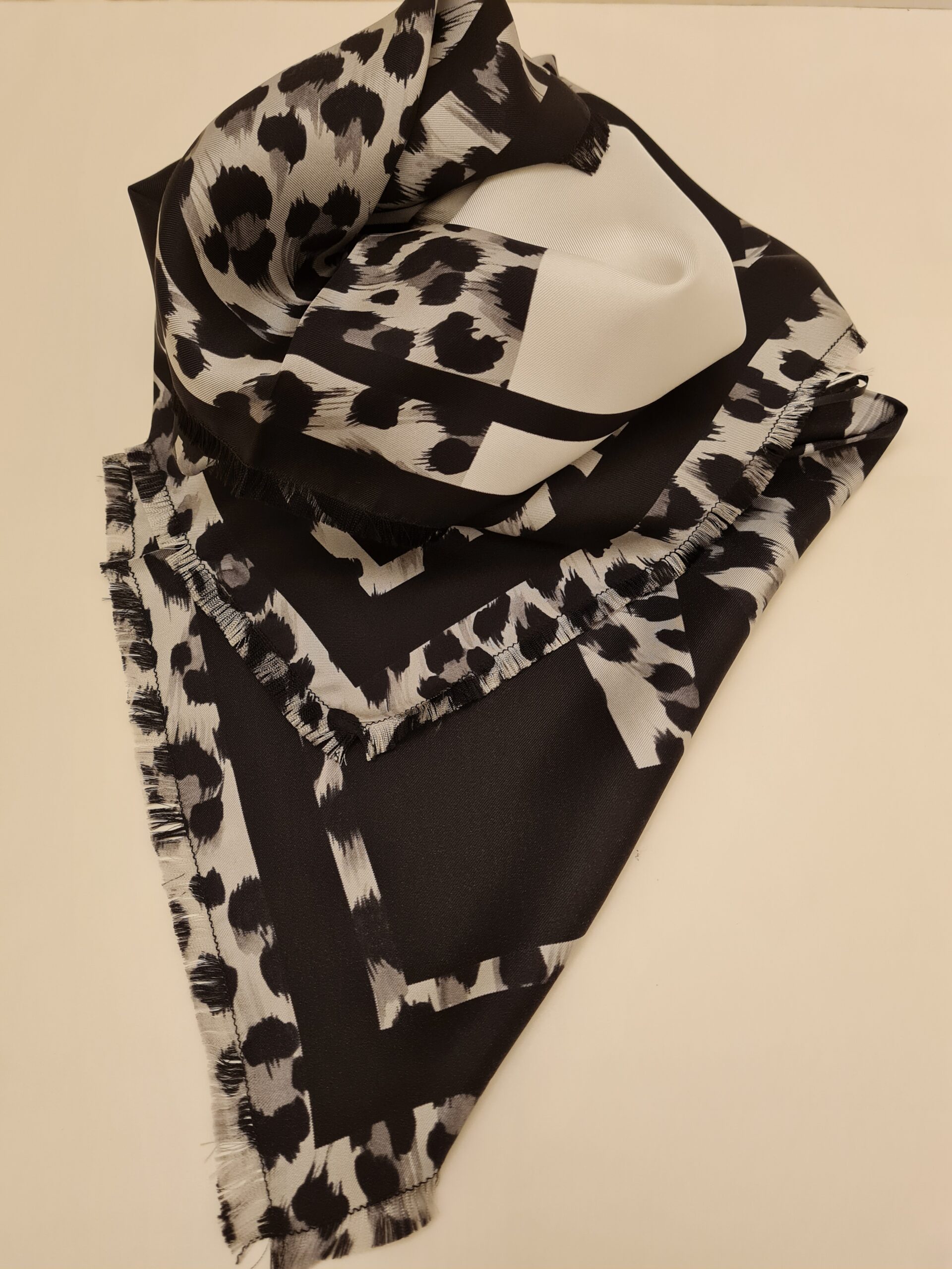 MOSCHINO FOULARD 90X90 IN SETA - Linea AM Pelletterie